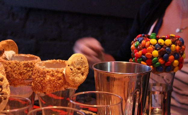 בלאק טאפ: הכוס מצופה עוגיות  (צילום: טל נתניהו, mako אוכל)