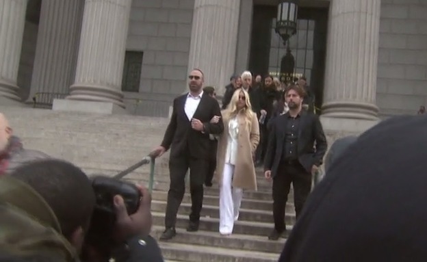 קאשה ביציאה מבית המשפט. פרצה בבכי (צילום: CNN)