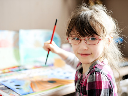 ילדה מציירת  (צילום: Alinute Silzeviciute, Shutterstock)