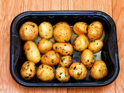תפוחי אדמה קטנים (צילום: Baloncici, Shutterstock)