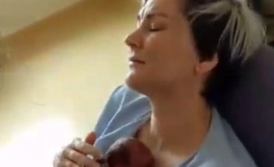 אמא מחזיקה תינוק פג (צילום: יוטיוב)