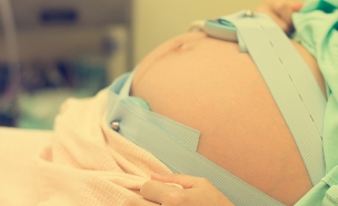 אישה בחדר לידה, אילוסטרציה. (צילום: Shutterstock)