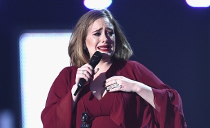 אדל בוכה בבריטס (צילום: אימג'בנק/GettyImages, getty images)