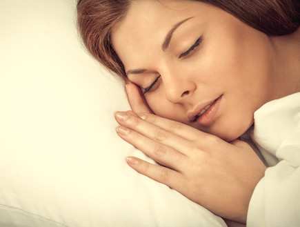 אישה ישנה (צילום: LuckyImages, Shutterstock)