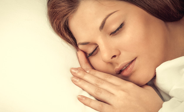 אישה ישנה (צילום: LuckyImages, Shutterstock)