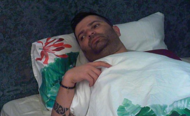 דודו מתעורר במיטה (צילום: מתוך האח הגדול 7, שידורי קשת)