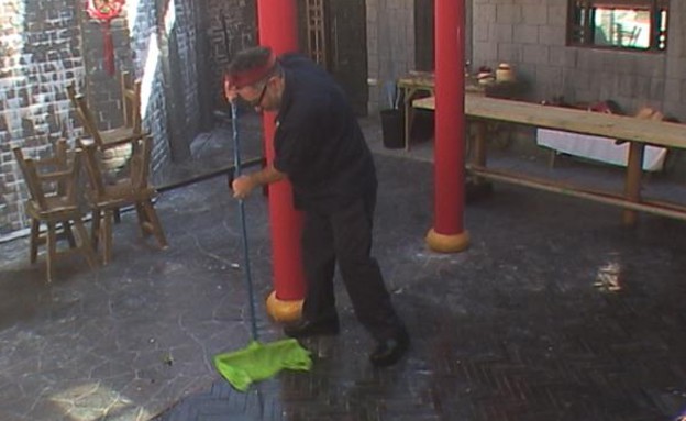 איציק מנקה את החצר (צילום: מתוך האח הגדול 7, שידורי קשת)