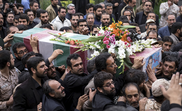 הלוויה של חייל אירני שנהרג בסוריה (צילום: רויטרס)