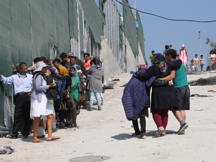 פליטים רבים תקועים בגבול (צילום: שי זבדי, ajc)