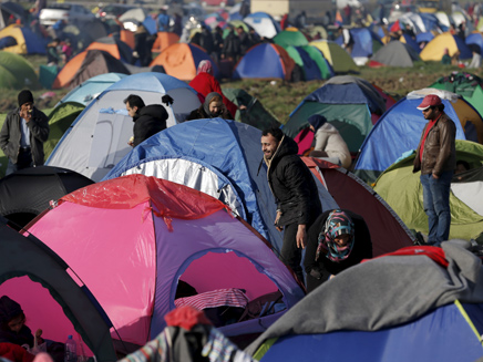 אוהלים פרוסים  בשדה פתוח סמוך לגבול (צילום: רויטרס)