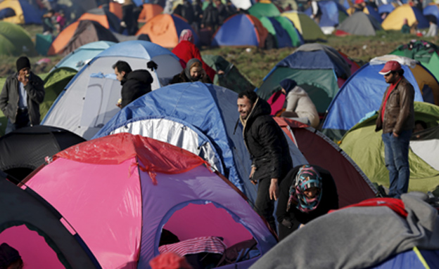 אוהלים פרוסים  בשדה פתוח סמוך לגבול (צילום: רויטרס)