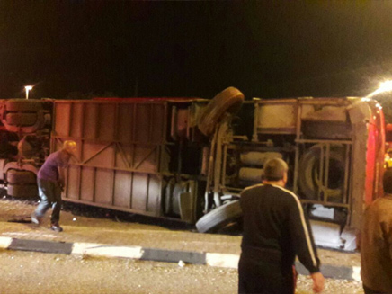אוטובוס עם 30 נוסעים התהפך (צילום: איחוד הצלה)