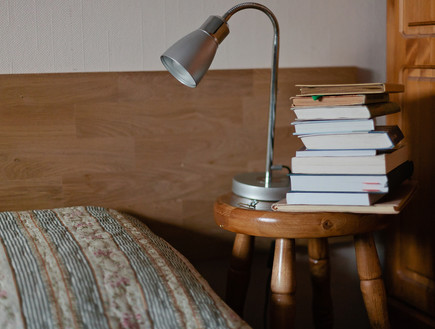 דייט בבית, ספרים ליד המיטה (צילום: Shutterstock)
