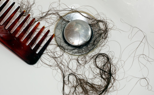 דייט בבית, שערות בכיור (צילום: Shutterstock)
