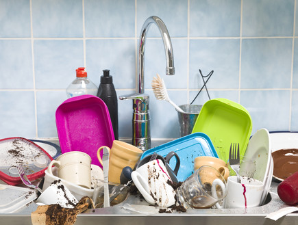 דייט בבית, כלים בכיור (צילום: Shutterstock)