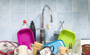 דייט בבית, כלים בכיור (צילום: Shutterstock)