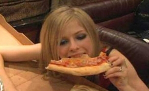 אבריל לאבין אוכלת פיצה (צילום: מעריב לנוער)