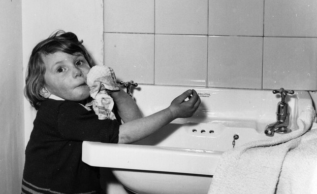שטיפת פנים (צילום: Hulton Archive, GettyImages IL)