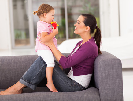 אמא וילדה מדברות (צילום: Shutterstock)