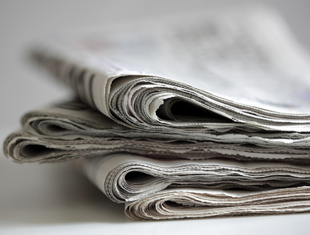 ערימת עיתונים (צילום: ShutterStock)