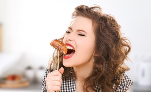 אישה אוכלת סטייק (צילום: Syda Productions, Shutterstock)