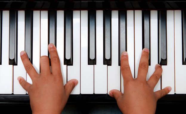 ילד מנגן על פסנתר (צילום: Shutterstock)