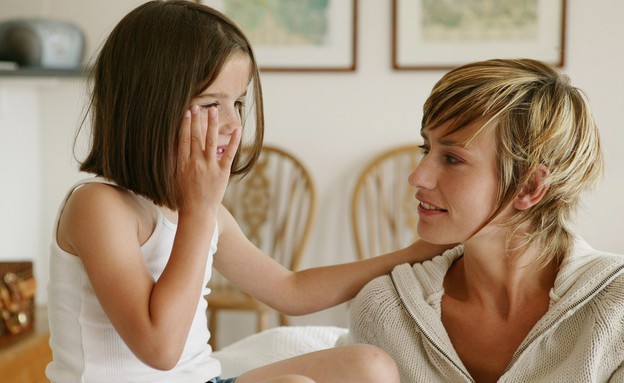 אמא וילדה מדברות (צילום: Shutterstock)