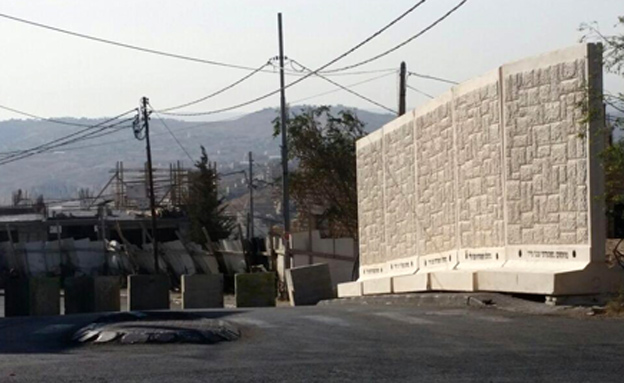החומה שהוצבה בג'בל מוכבר, השנה (צילום: עמית ולדמן, חדשות 2)