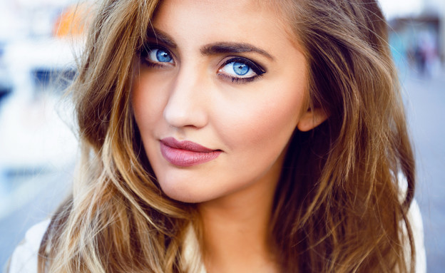 אישה כחולת עיניים (צילום: Shutterstock/ Ann Haritonenko)