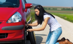 מחליפה צמיג (צילום: Martin PlÃ·b, Istock)