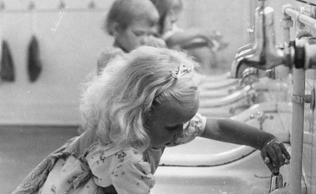ילדה בשירותים ציבוריים (צילום: Keystone, GettyImages IL)
