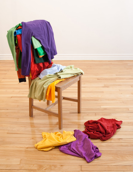 בגדים על כיסא (צילום: Shutterstock)