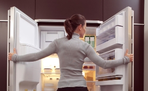 פותחת את המקרר (צילום: Shutterstock)