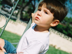 ילד עומד ליד גדר (צילום: istockphoto) ילד עומד ליד גדר (צילום: istockphoto)