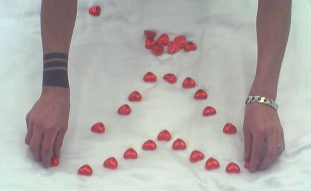 ברק מסתדר לבבות שוקולד על המיטה של קסניה (צילום: מתוך האח הגדול 7, שידורי קשת)