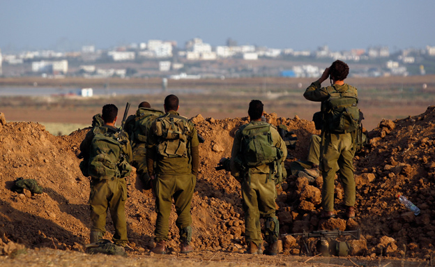 חיילי צה"ל צופים על הרצועה (צילום: רויטרס)