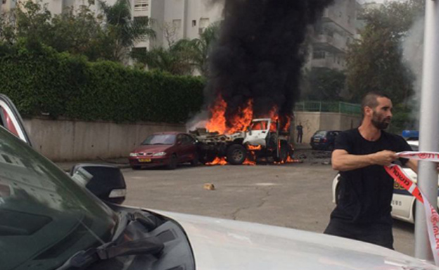 הרכב שהתפוצץ עולה באש (צילום: דוברות המשטרה)