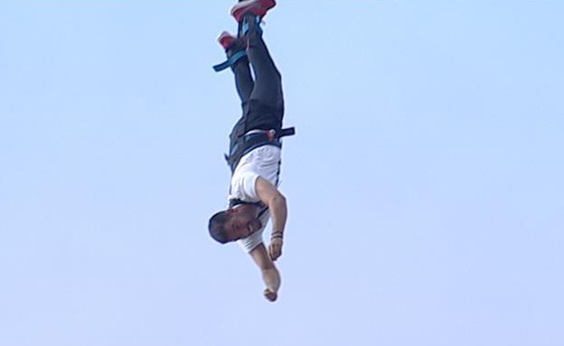 עמרי קופץ באנג'י (צילום: מתוך האח הגדול עונה 7, שידורי קשת)