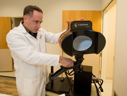 פתרון לג'ט לג (צילום:  Jamie Zeitzer sets up a flashing light in his lab. His research shows that exposure to short flashes of light during sleep can help prevent jet lag. Norbert von der Groeben)