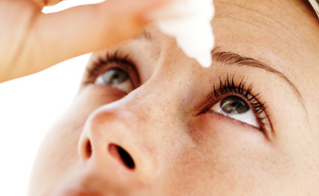 אישה מטפטפת טיפות עיניים (צילום: Thinkstock)