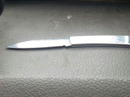 הסכין המוסלקת (צילום: דוברות המשטרה)