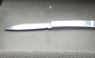 הסכין המוסלקת (צילום: דוברות המשטרה)