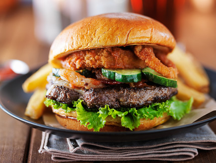 טבעות בצל עם המבורגר  (צילום: Joshua Resnick, Shutterstock)