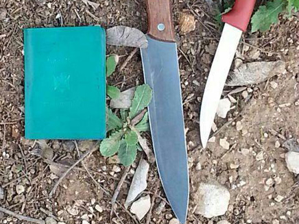 הסכינים שנלקחו משני הקטינים הפלסטינים (צילום: דובר צה