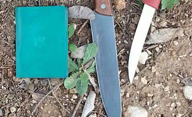 הסכינים שנלקחו משני הקטינים הפלסטינים (צילום: דובר צה"ל)