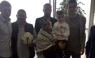 הילד אחמד דוואבשה פגש את כוכבי ריאל מדריד (צילום: חדשות 2)