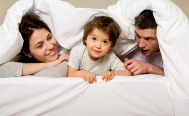 הורים וילד במיטה (צילום: אימג'בנק / Thinkstock)