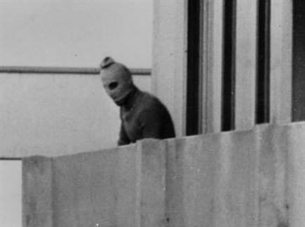 התמונה המפורסם של המחבל באולימפיאדת מינכן 1972 (צילום: ספורט 5)