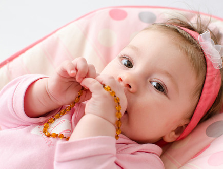 שרשרת ענברים לילדים (צילום: Little_Desire, Shutterstock)