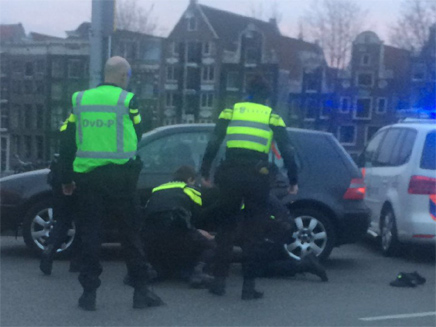 מעצר החשוד באמסטרדם (צילום: טוויטר)